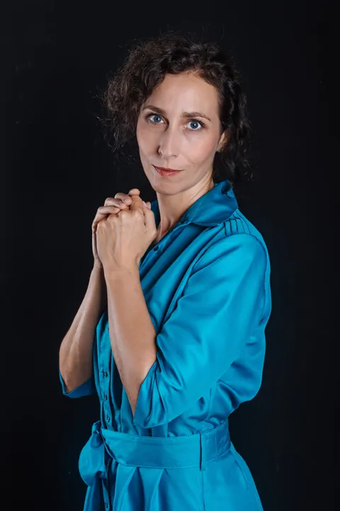 Eva v tyrkysové košili