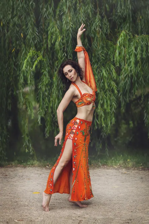Eva při tanci v oranžovém kostýmu