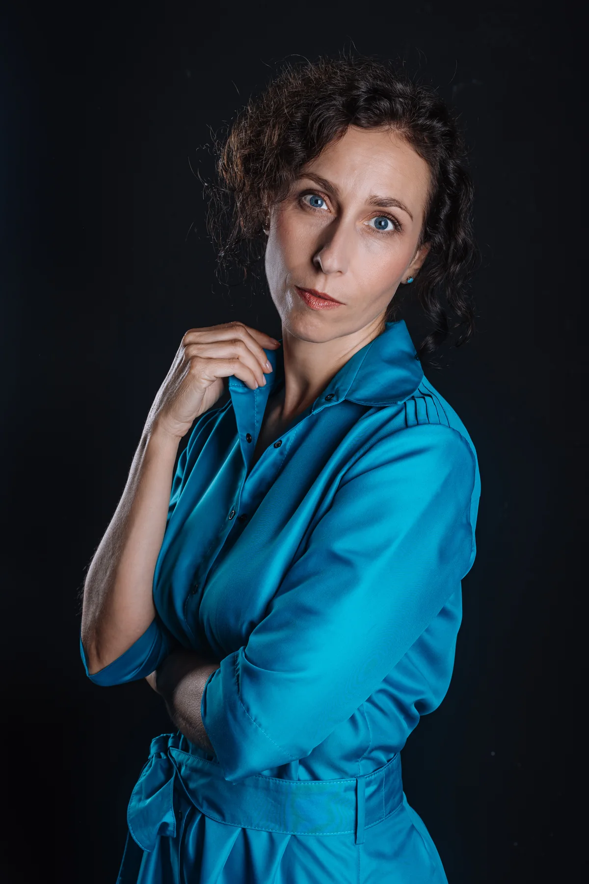 Eva Alner Jízdná v tyrkysové košili